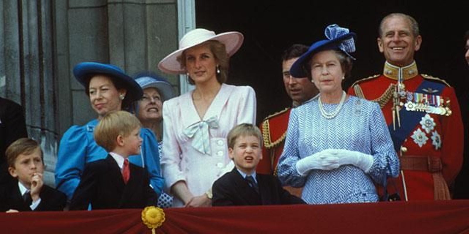 Isabel II junto a Lady Di