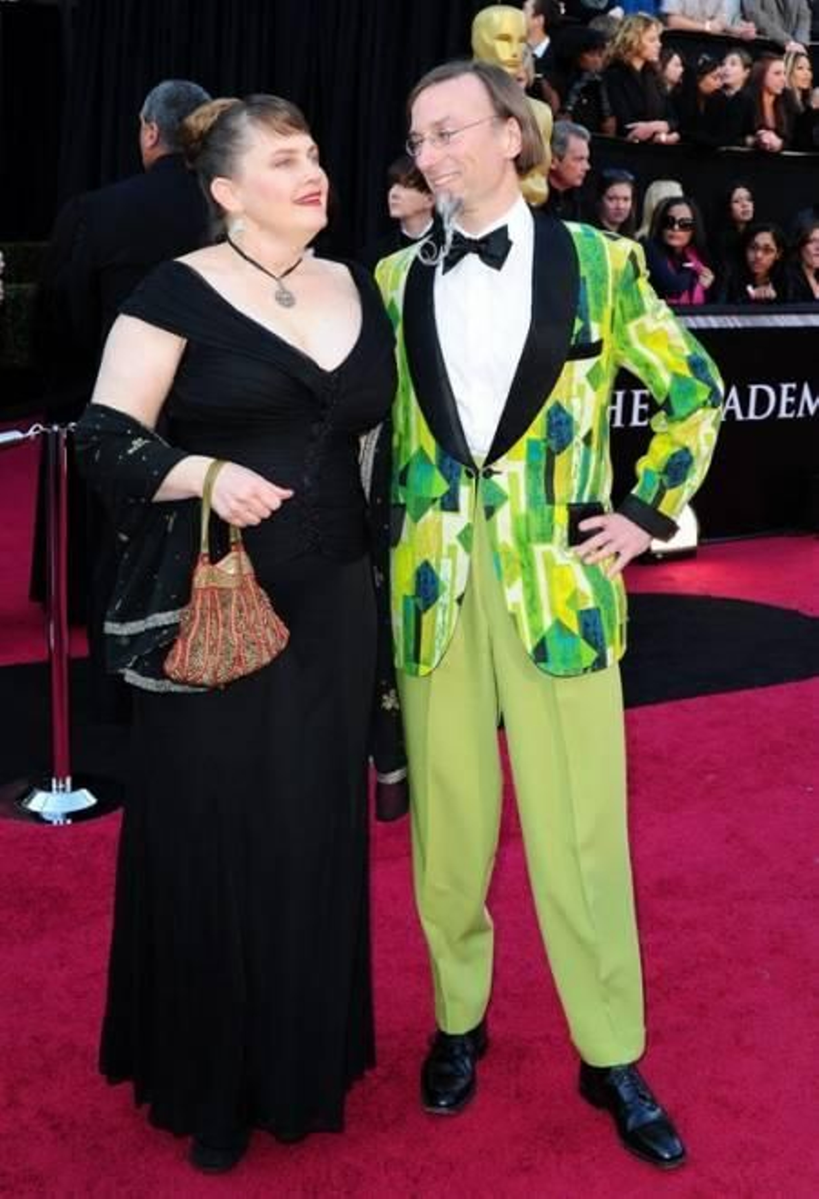 El animador estadounidense Geefwee Boedoe (d) y una invitada.