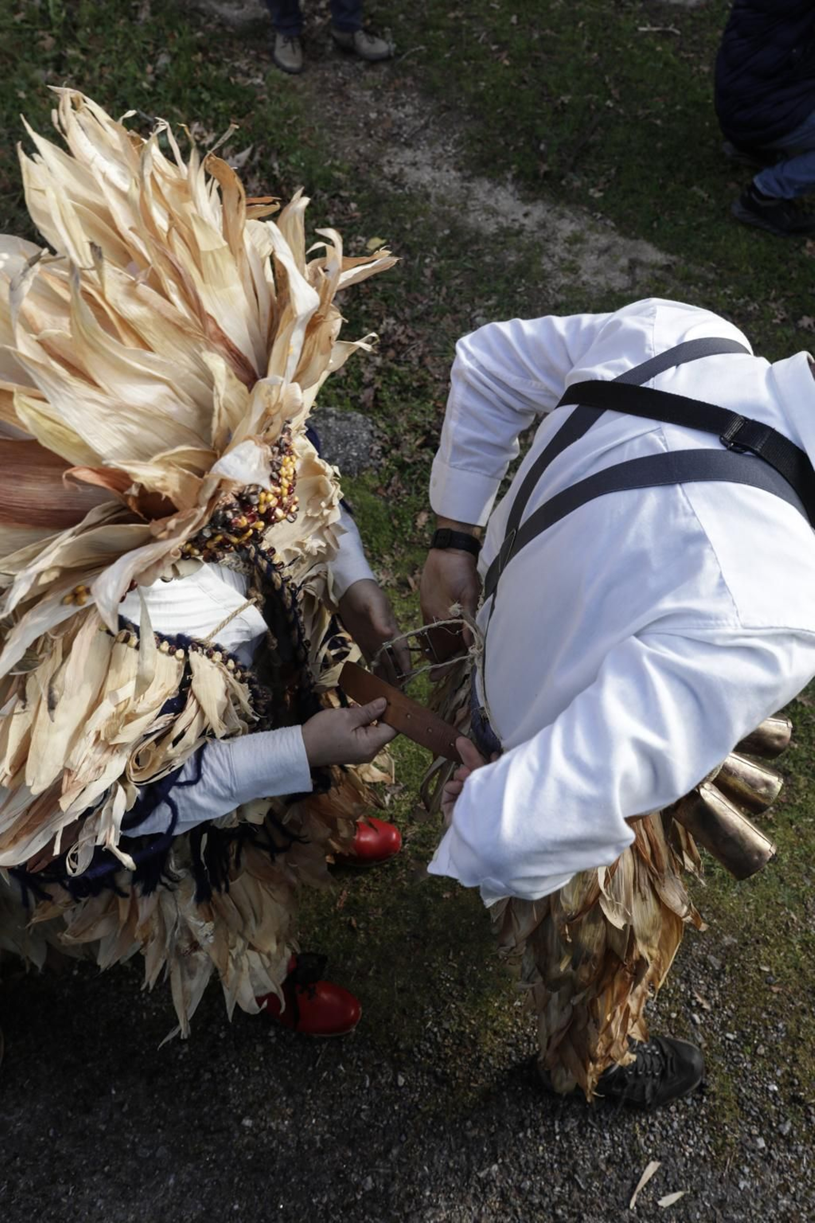 Galería | El follateiro, un traje que encuentra su materia prima en la naturaleza