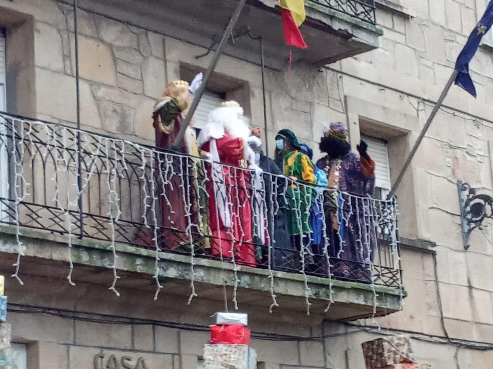 TRIVES. Los Reyes Magos salen del Concello para recorrer el pueblo montados en carruaje. Una intensa lluvia les sorprendió en pleno recorrido, pero los más pequeños acompañaron igualmente a sis Majestades a la Praza do Concello.
