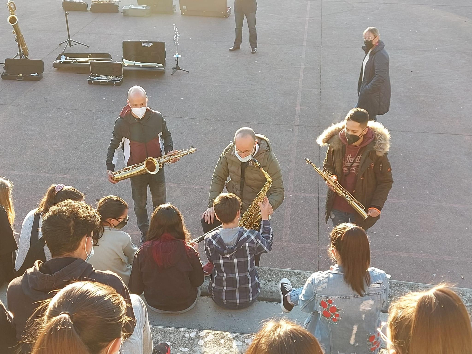 Los profesores de la escuela enseñan los instrumentos a los estudiantes este martes.