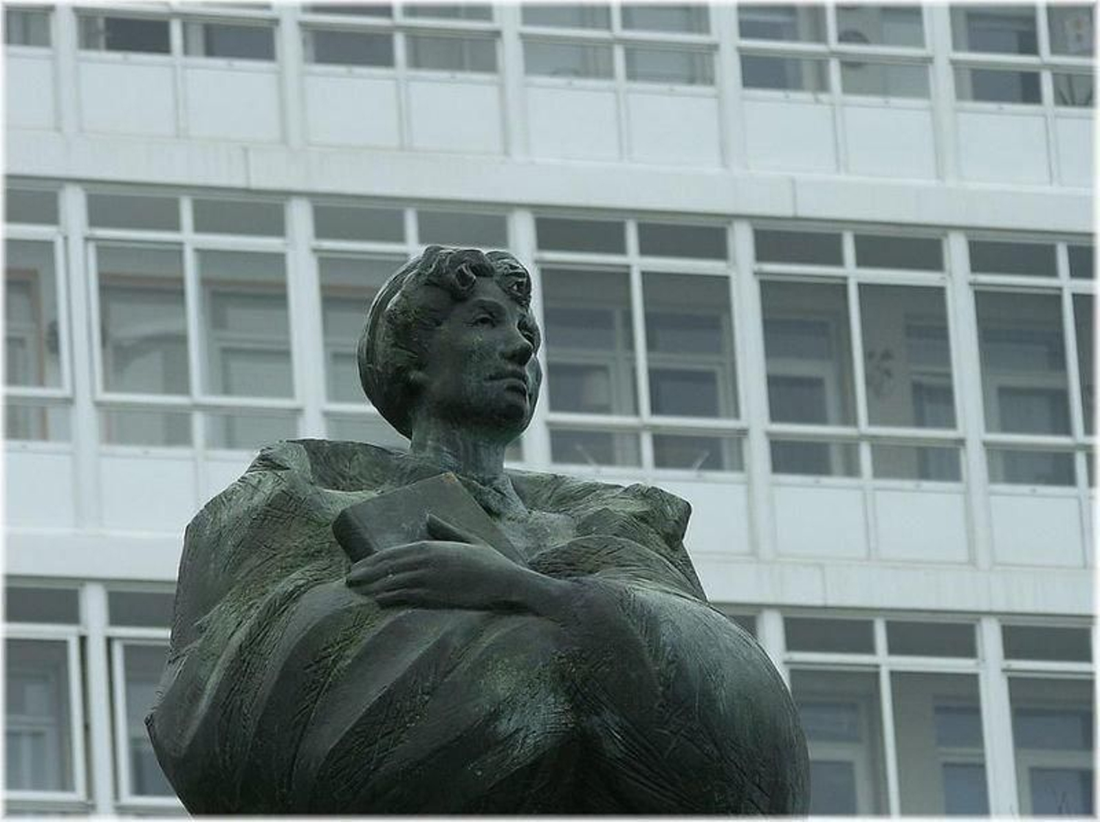 Una estatua en honor a la escritora Rosalía de Castro