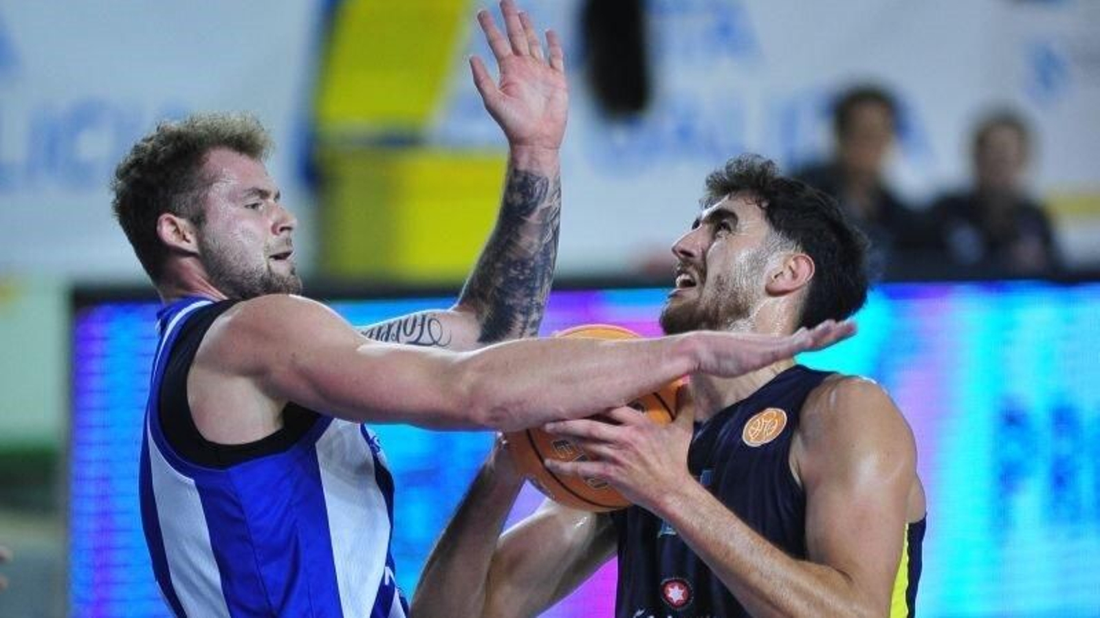 Rosa trata de evitar a Mokrán en el COB-Gipuzkoa.