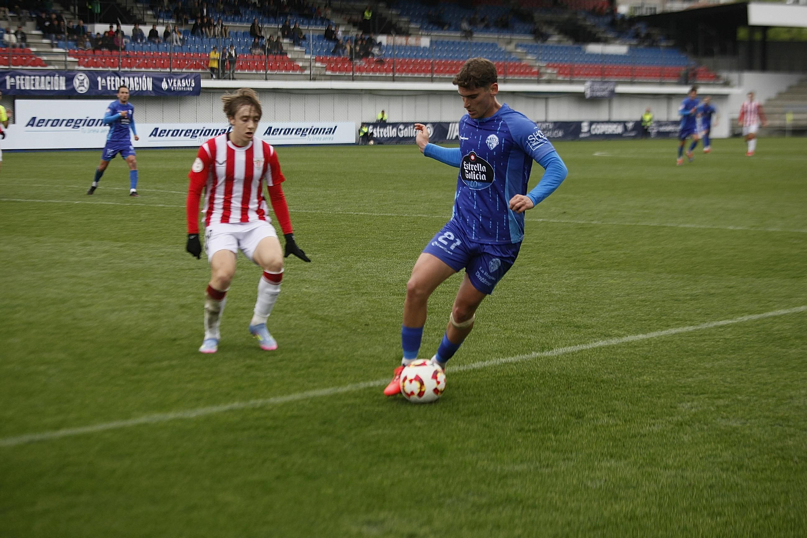 Galería | El Ourense CF sumó su primera derrota en el fortín de O Couto