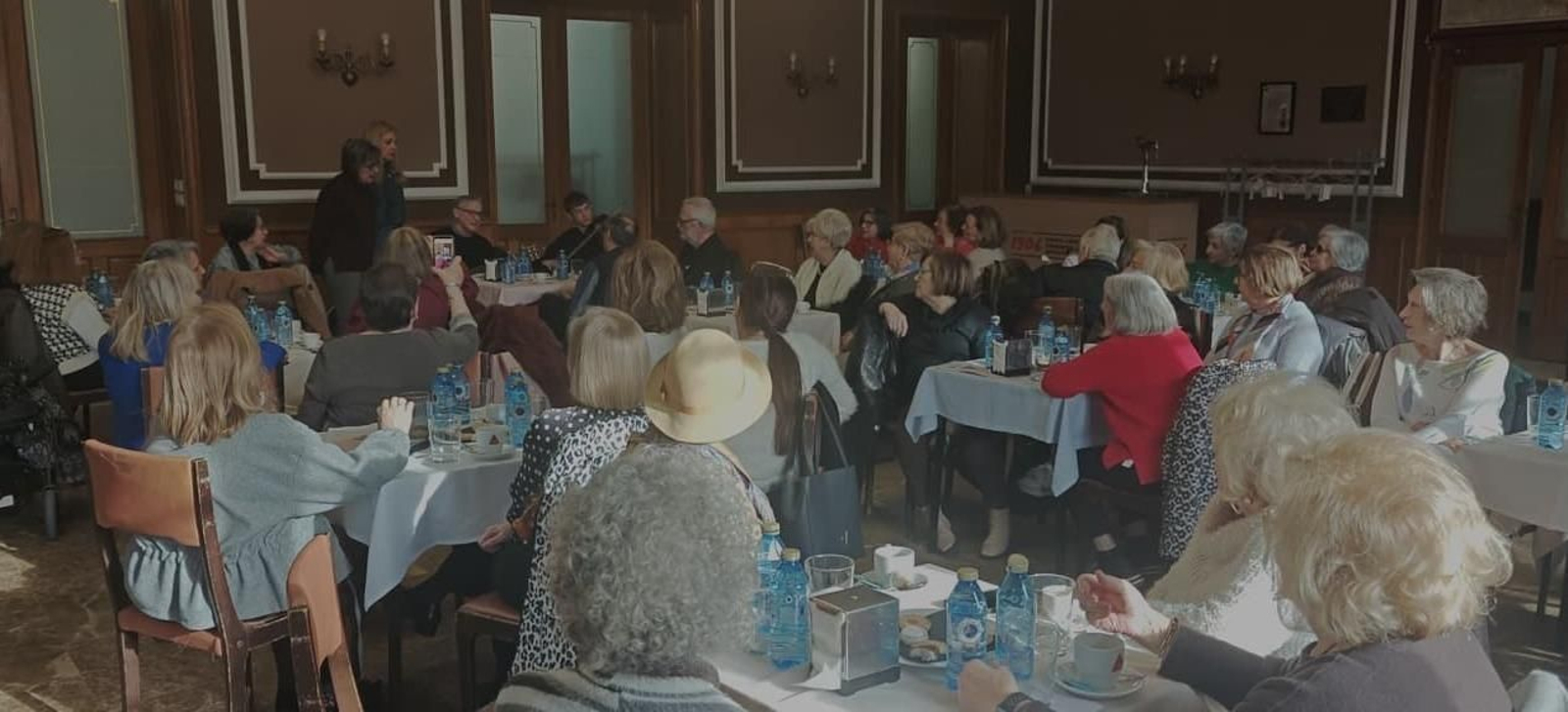 Asistentes al acto de Mirada Mulleres +60