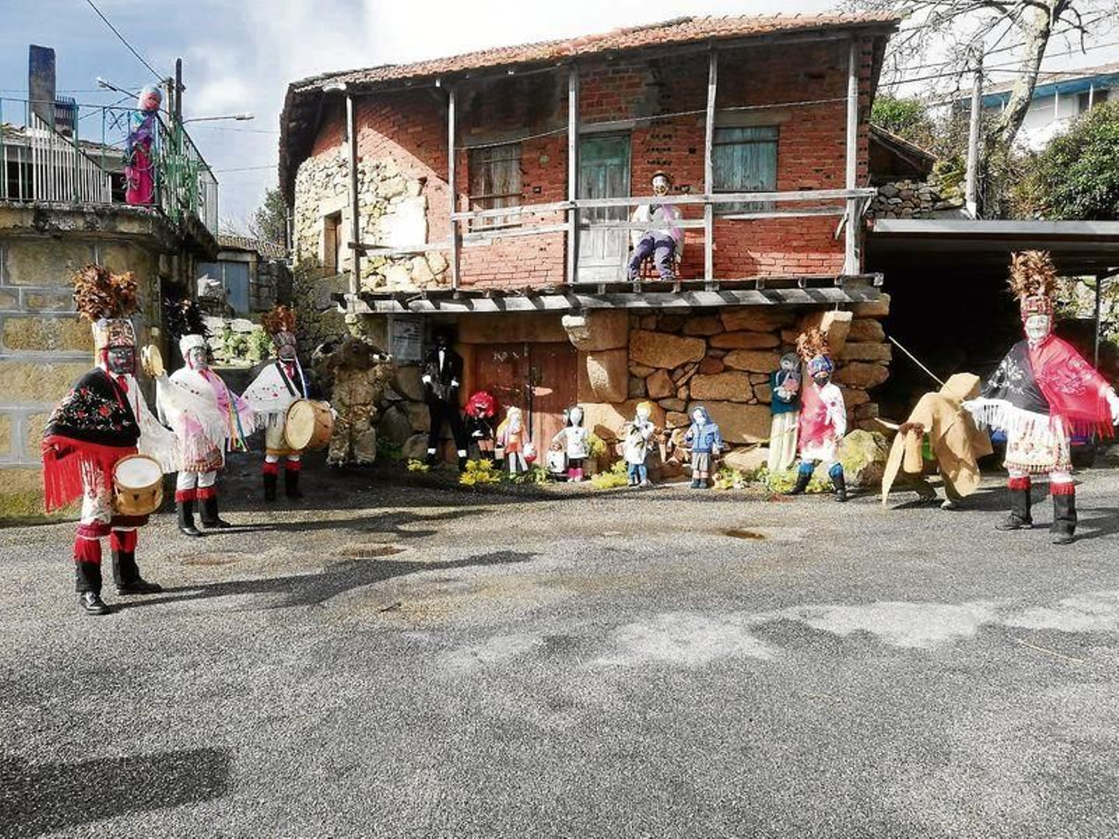 Las bonitas posan con los "mecos", la figura que ha protagonizado las celebraciones de este año.
