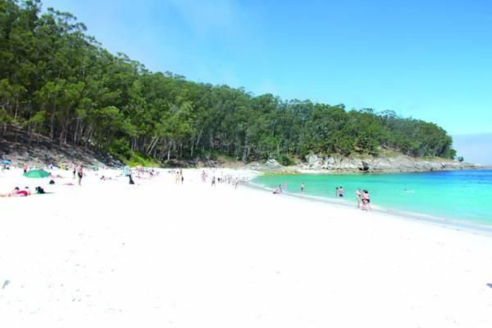 Una alineación multitudinaria de árboles esconden la playa de Figueiras de los caminos de la isla, haciendo que la playa sea un destino recóndito apartado del ajetreo y del mundanal ruido.