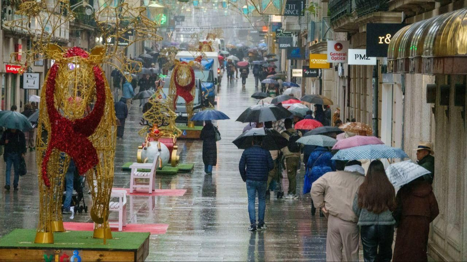 Gente con paraguas, en la calle Príncipe de Vigo.