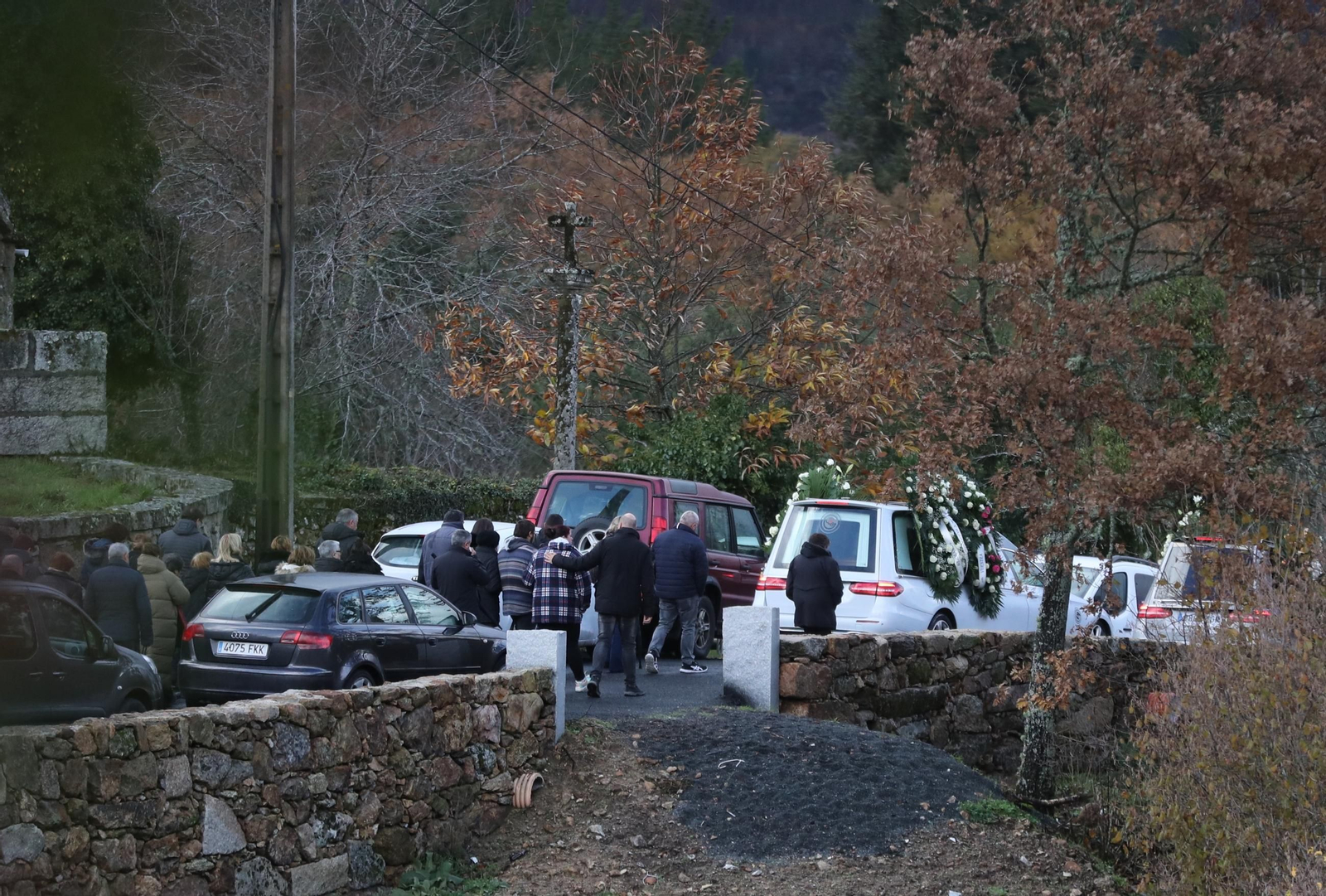 Los allegados de las víctimas siguen los coches fúnebres