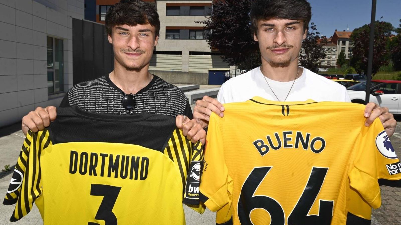 Los hermanos gondomareños posan con sus camisetas.