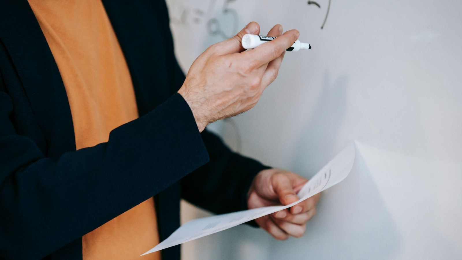 Un profesor escribe en una pizarra. // Pixabay