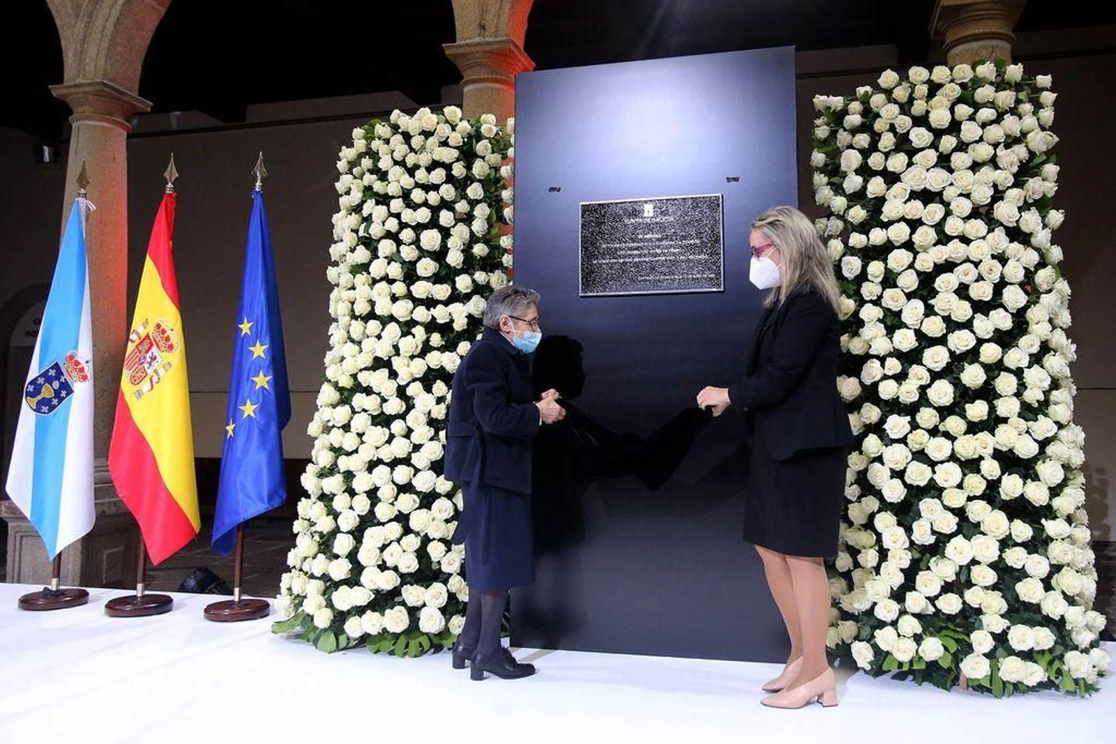 Carlos Núñez y Luz Casal interpretan "Negra Sombra", durante el homeanje a las víctimas de la pandemia de la Covid-19, esta mañana en Santiago de Compostela.