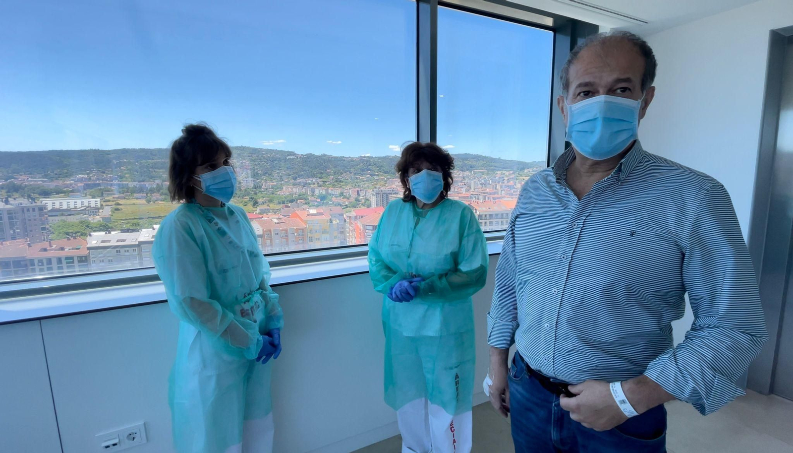 Francisco Barredo, a la derecha, en el CHUO.