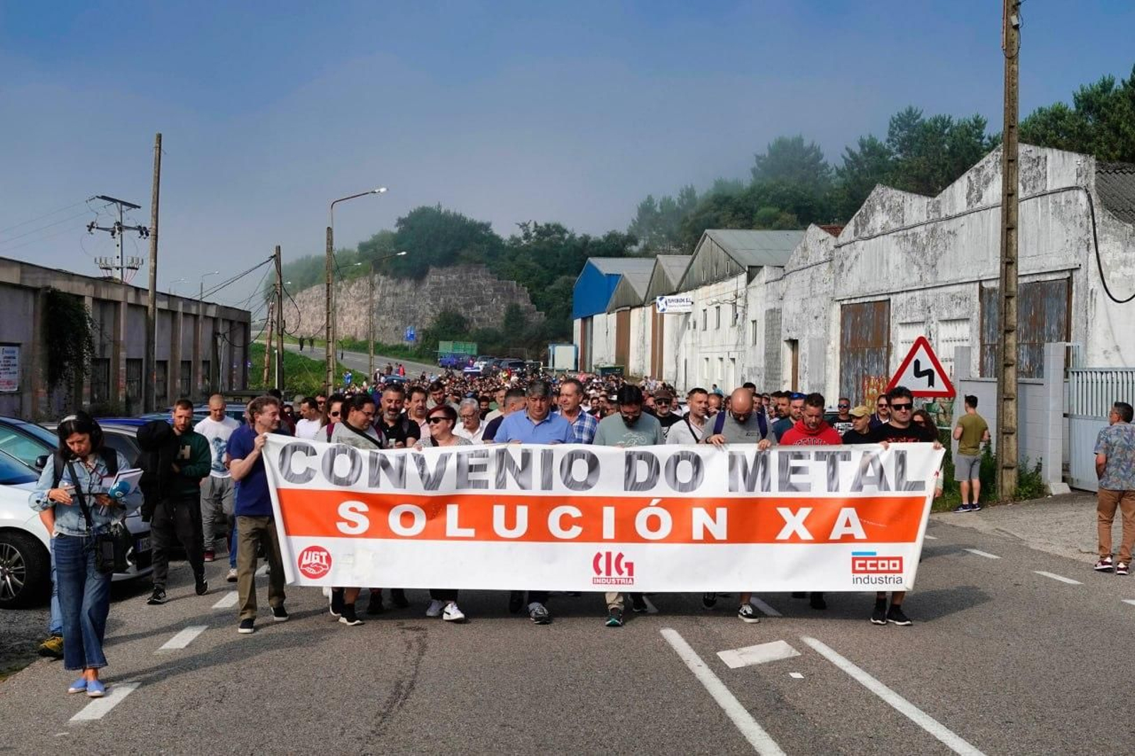 Manifestación del metal en los alrededores de Peinador, este jueves en Vigo. // Vicente Alonso