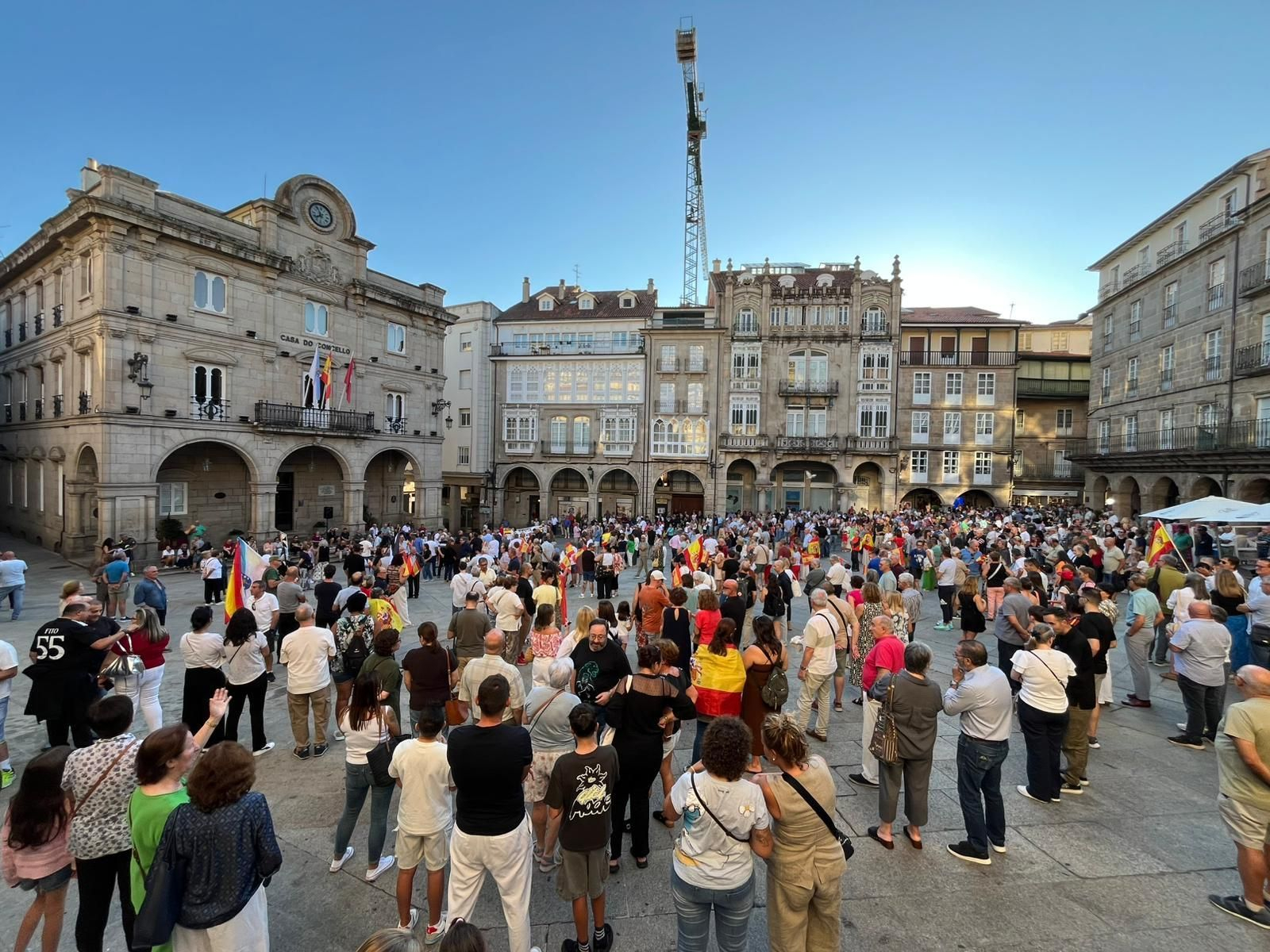 Galería | Ourense se suma al apoyo a Ceuta con una concentración en la Praza Maior por su día oficial, en fotos