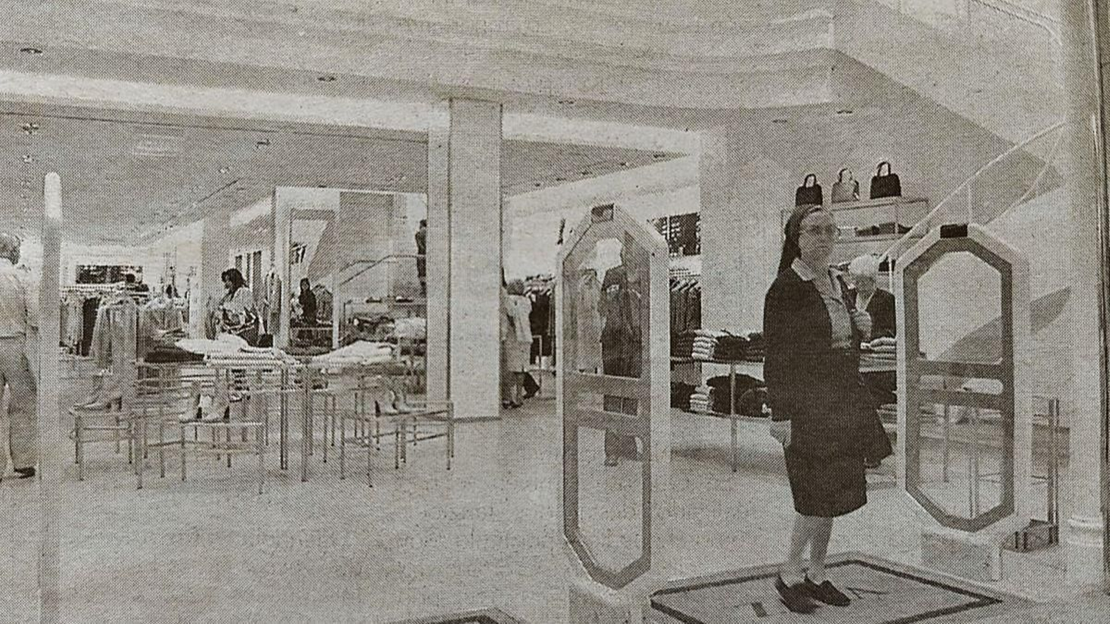 Entrada de la nueva tienda de “Zara” en el Paseo.