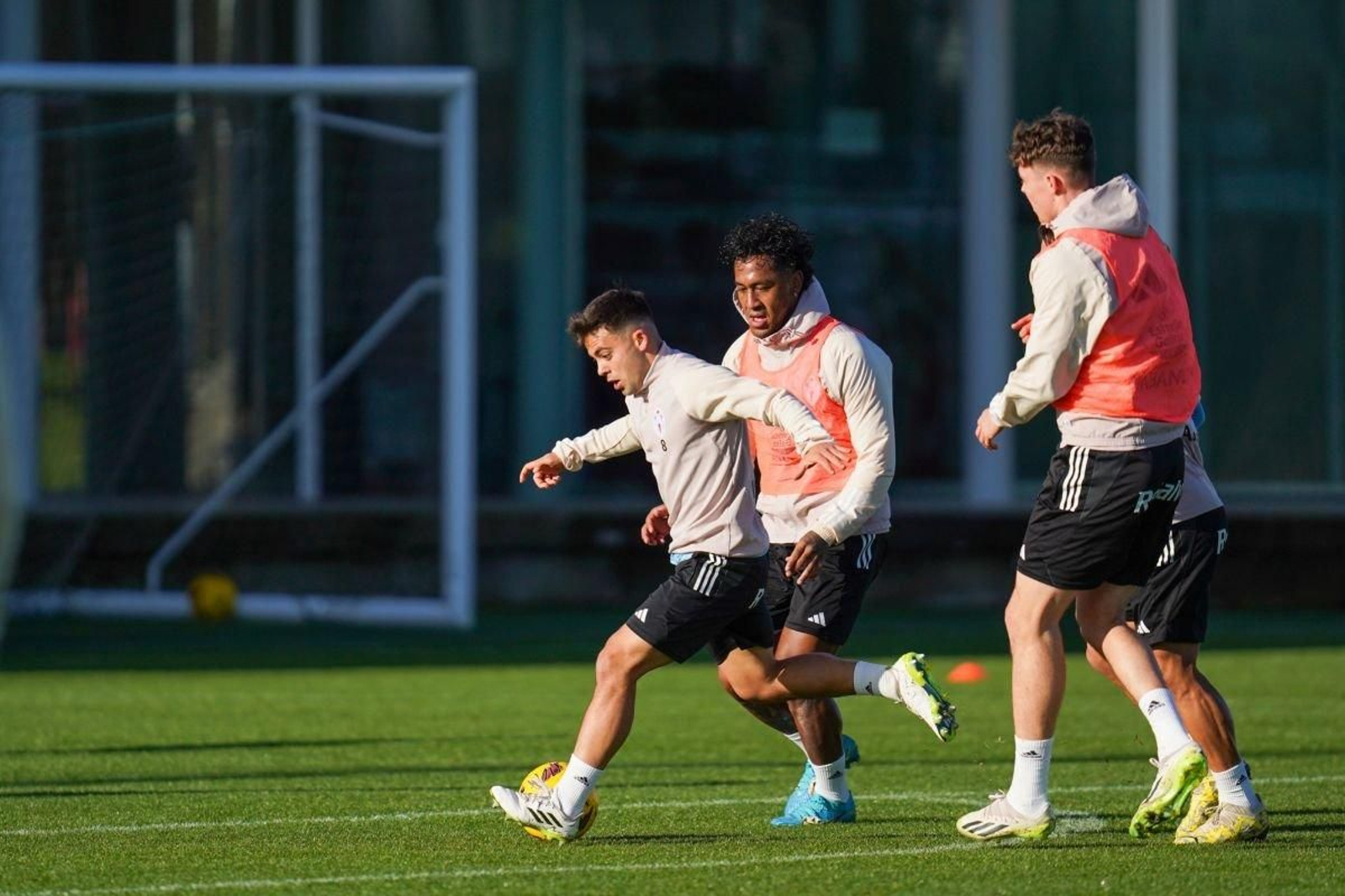 Beltrán y Tapia, los dos mediocentros del primer equipo celeste, ayer, en el entrenamiento en Mos.