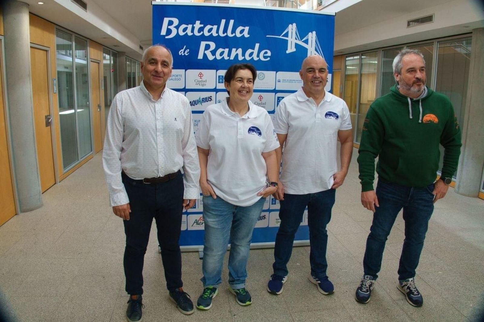 La cita se presentó ayer con la presencia de Daniel Benavides (i.) junto a los responsables de la organización del evento en la Casa do Deporte.