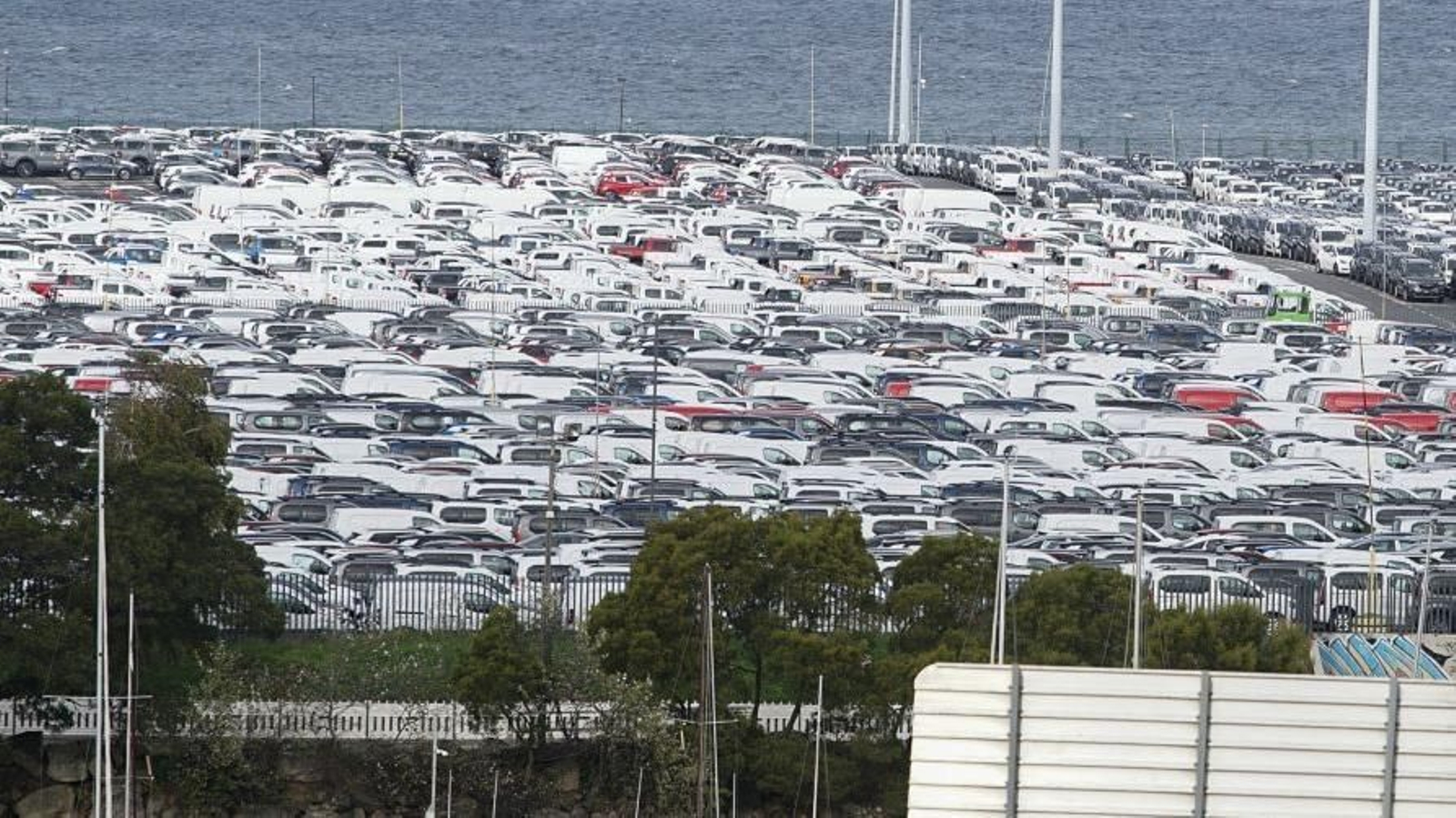 La terminal de almacenaje de coches de Bouzas está a rebosar mientras la fábrica espera que la saturación no impacte en su producción.