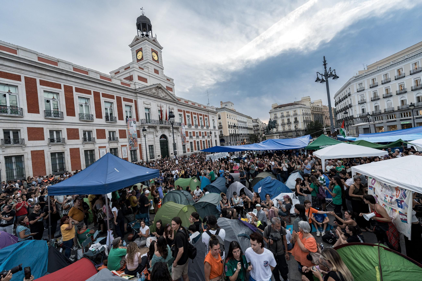 Galería | Cien tiendas de campaña toman la Puerta del Sol de Madrid exigiendo el "decreto Maricarmen"