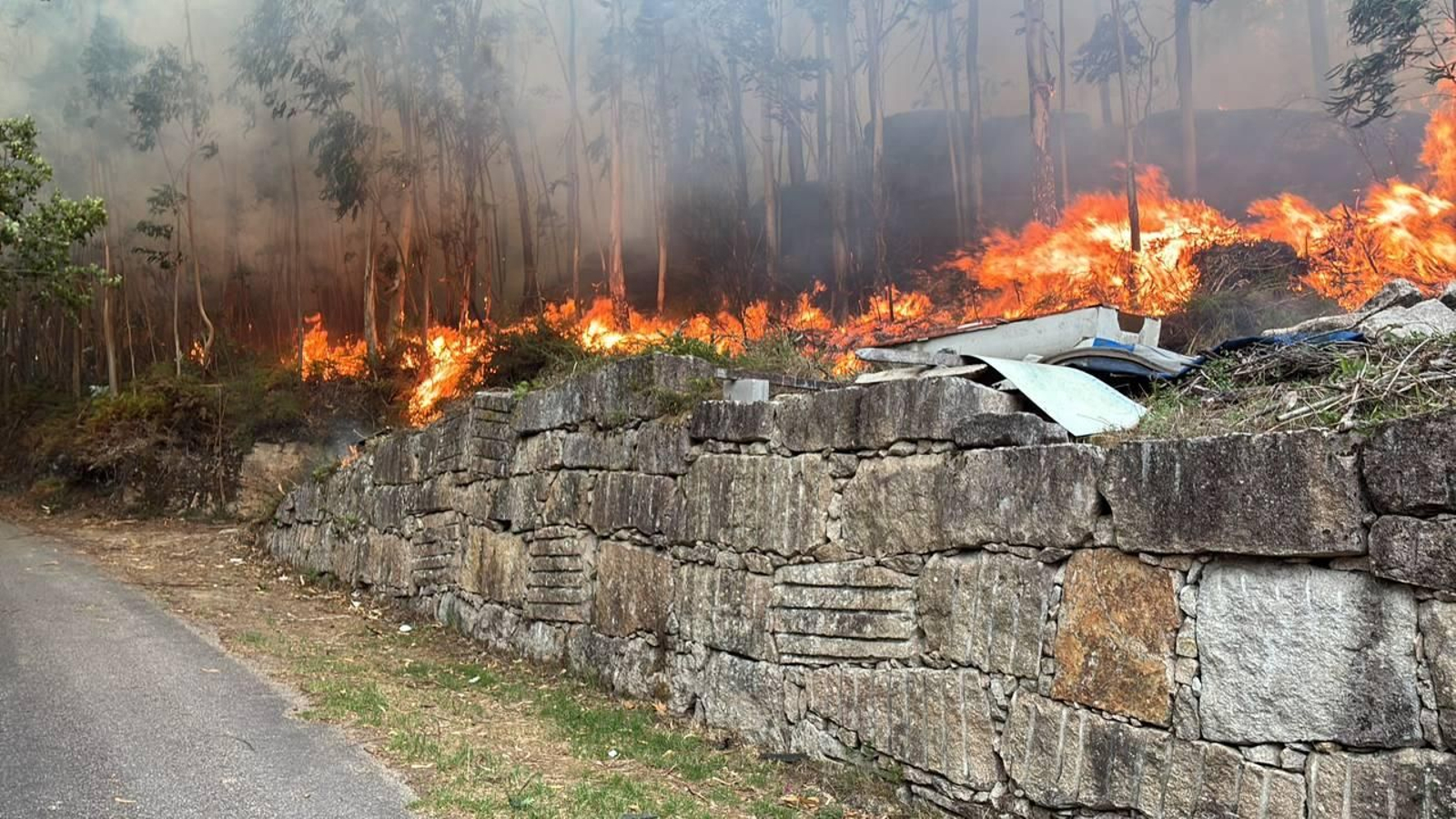 El fuego llegó a amenazar viviendas de Aldán.