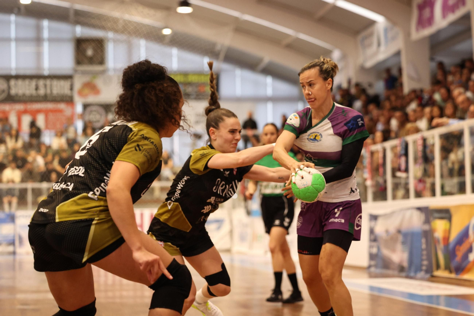 La defensa volvió a ser el arma principal del Mecalia Atlético Guardés para certificar en un pabellón de A Sangriña lleno el pase a la final.