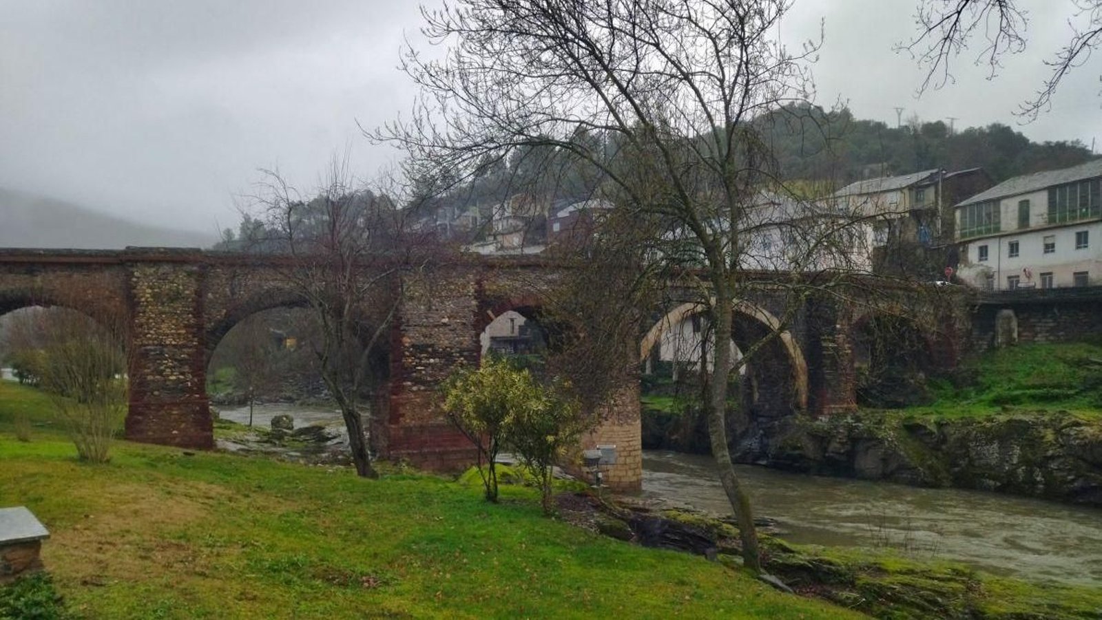 Imagen de la Pontenova, sobre el río Sil, en Sobradelo.