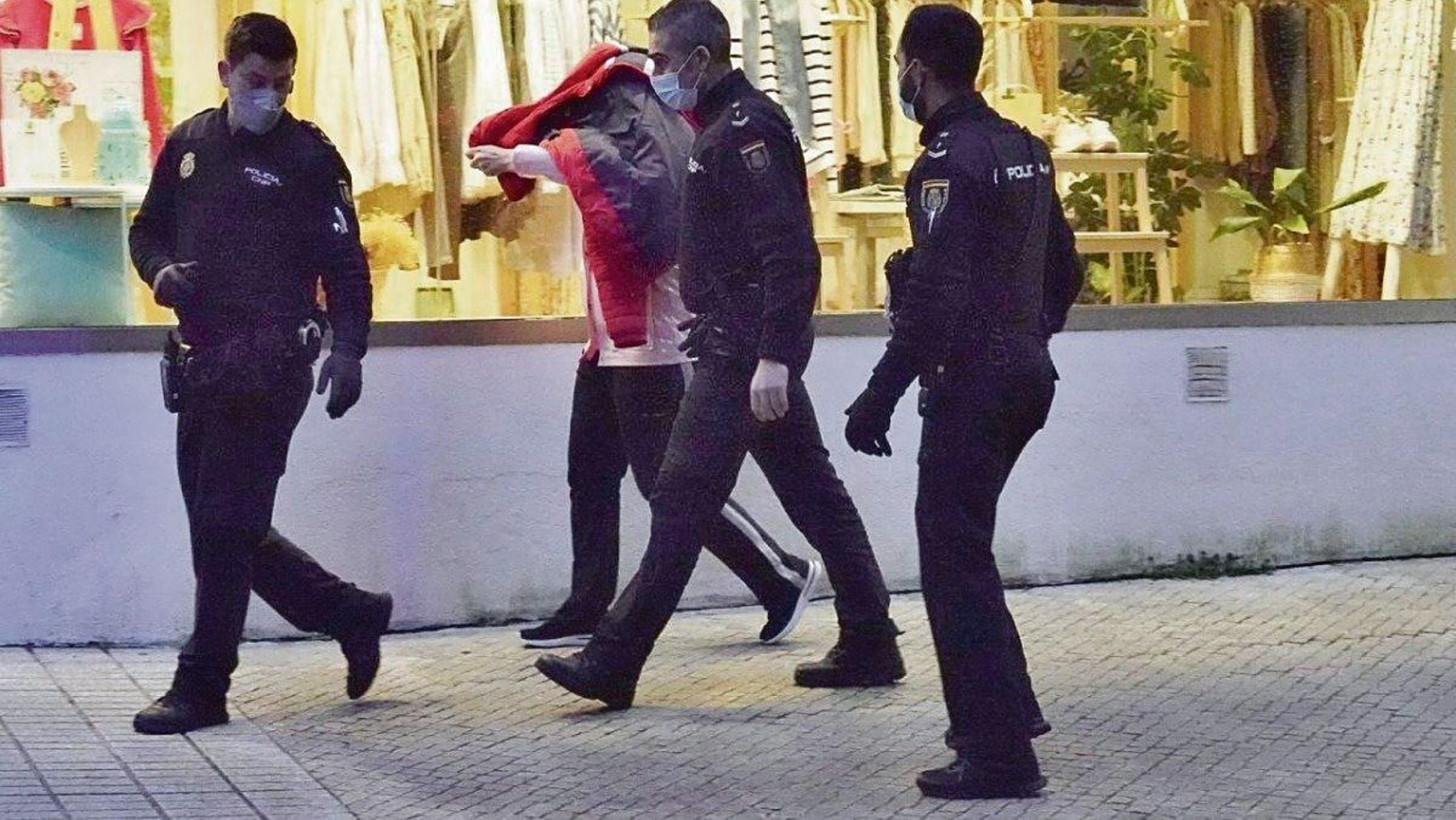 La Policía logró liberar a una mujer cuya hija, con un cuchillo, la retuvo en su vivienda durante dos horas,  amenazando con prender fuego a la casa.