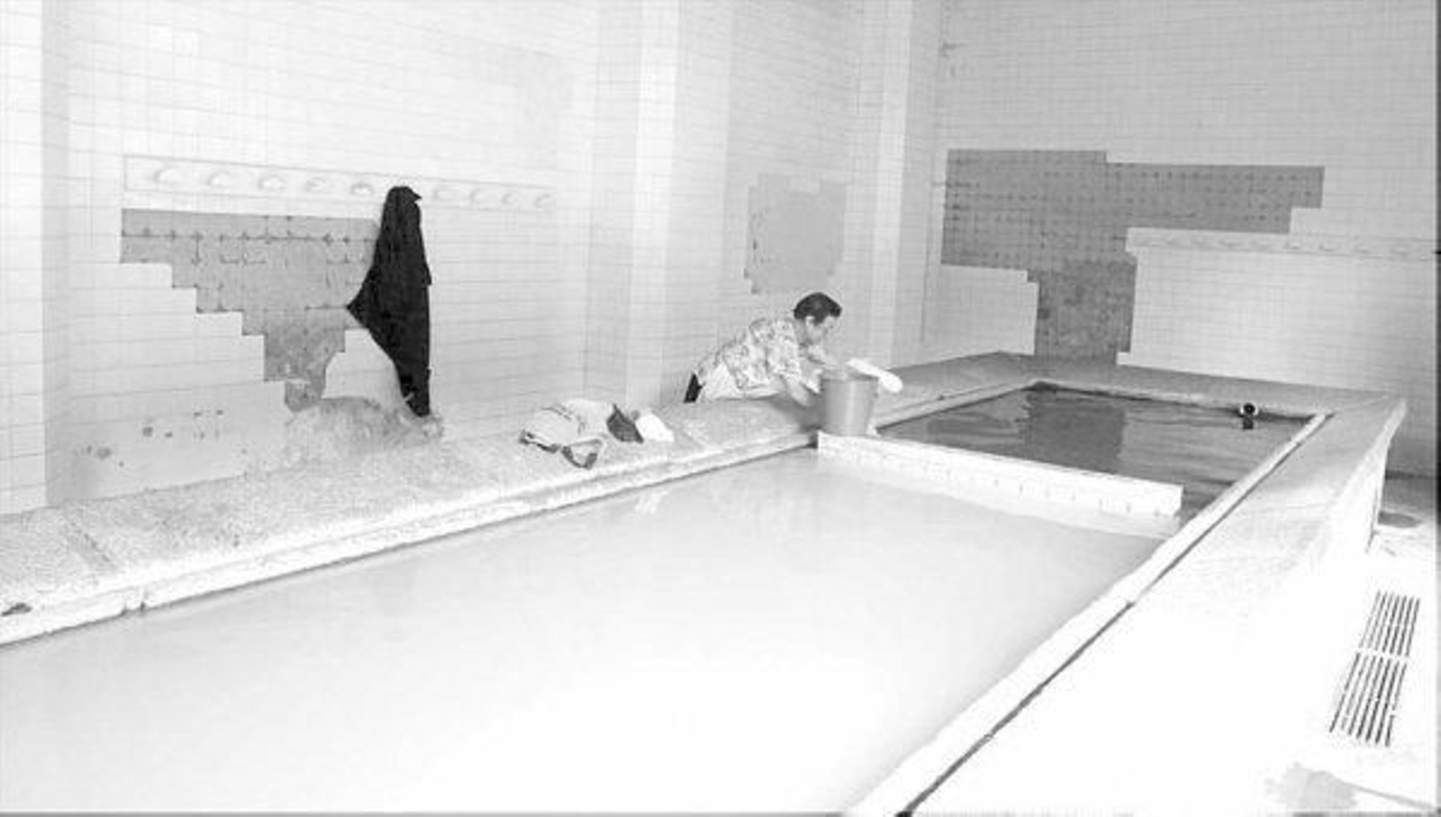 Una mujer, en el lavadero.