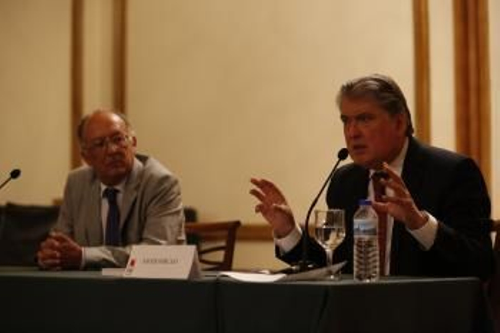 Fernando González Laxe, que ejerció de presentador, y Xavier Horcajo, durante su intervención, en el Liceo (Foto: Xesús Fariñas)