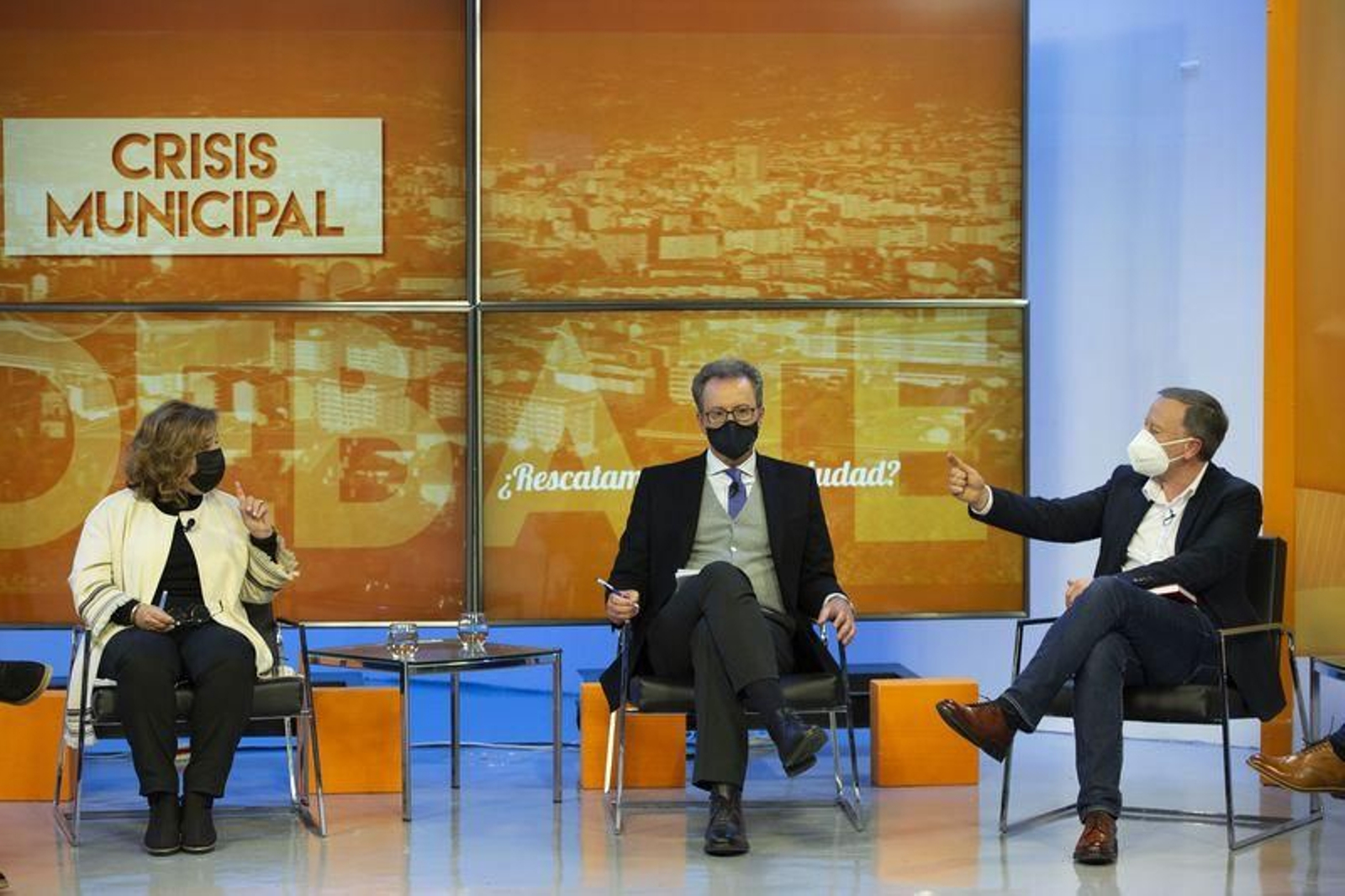 Flora Moure a un lado del moderador y Vilarino al otro: ahí empezaron y ahí siguieron tras el debate. (Foto: Xesús Fariñas)