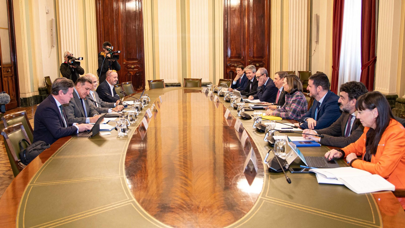 La reunión ayer de Luis Planas y el equipo del Ministerio con los representantes del sector pesquero.