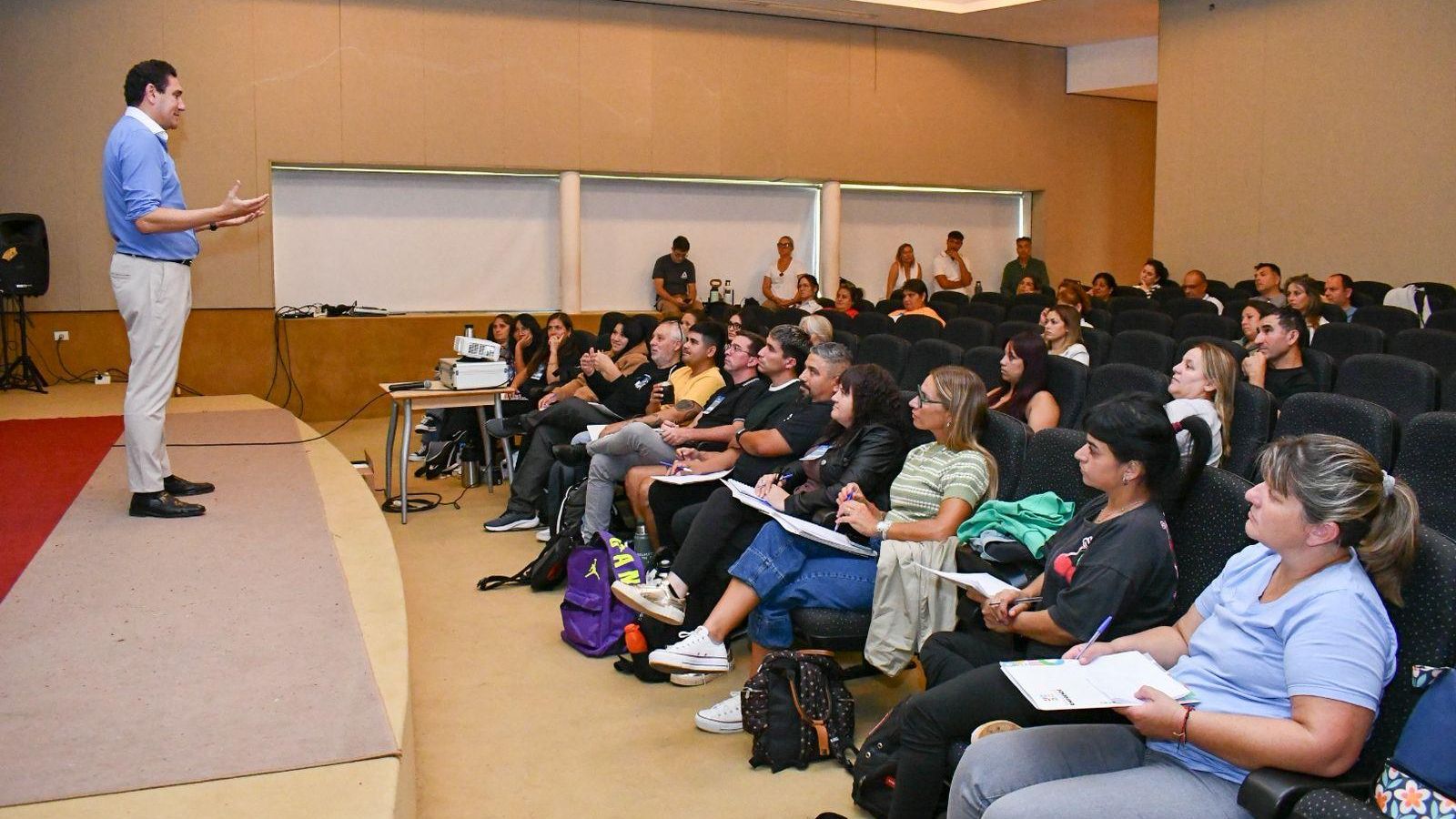 Un formador dando una clase a los asistentes