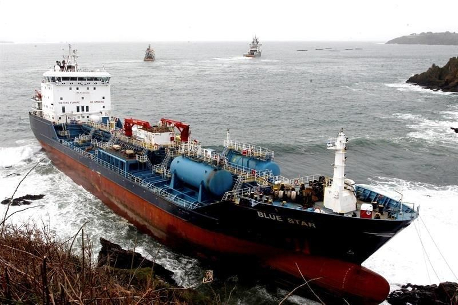 Embarcaciones contratadas por la firma holandesa Smit Salvage acometen, aprovechando la pleamar, el primer intento de remolque del buque quimiquero "Blue Star". (Foto: EFE)
