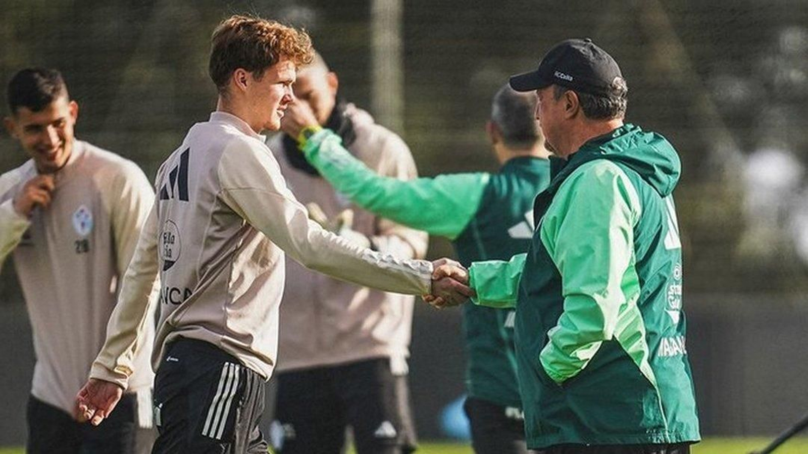 Rafa Benítez saluda a Williot Swedberg, uno de los habituales en los onces coperos.