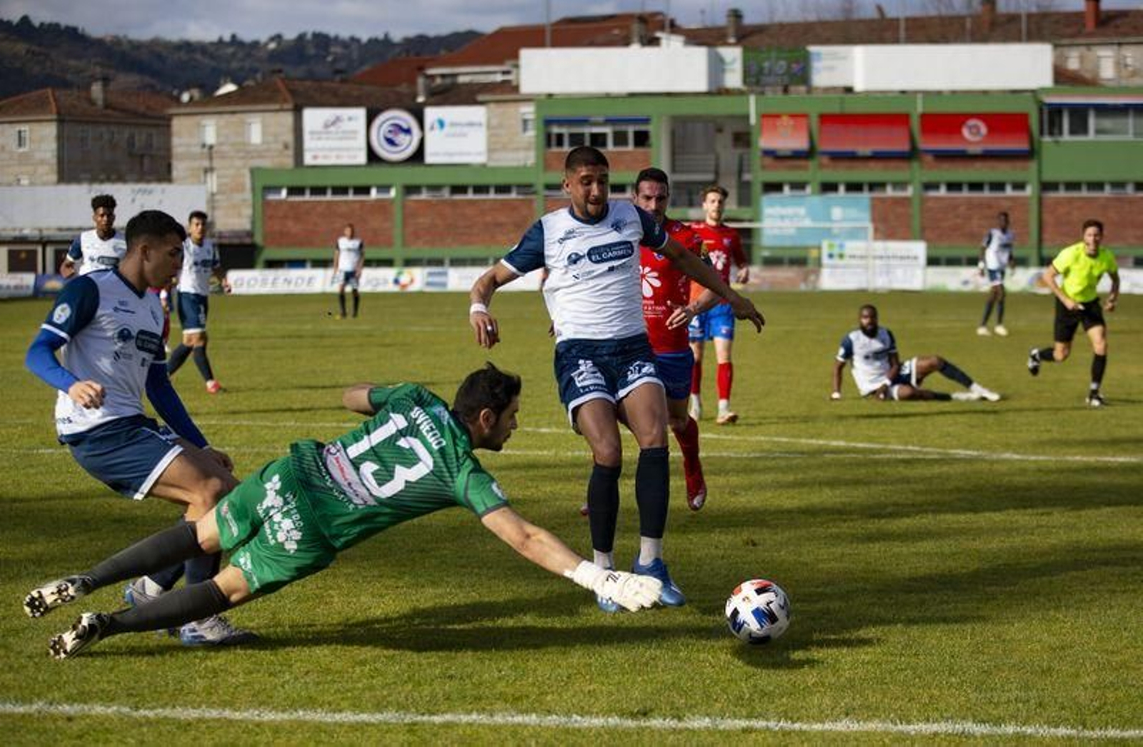 El delantero del Ourense CF Borja Domingo intenta regatear a Iván Oviedo, del Barco (XESÚS FARIÑAS).
