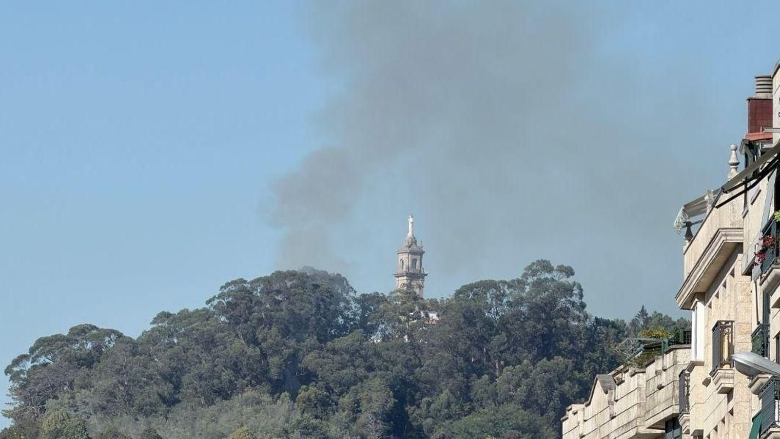 Humo del conato de incendio en el monte de A Guía.