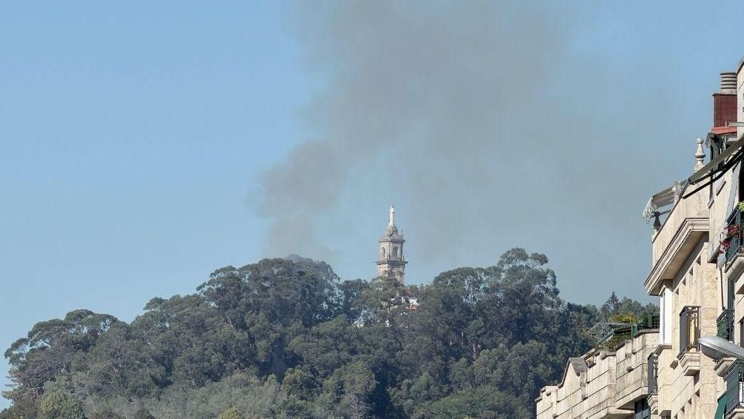 Susto por un pequeño incendio en el monte de A Guía