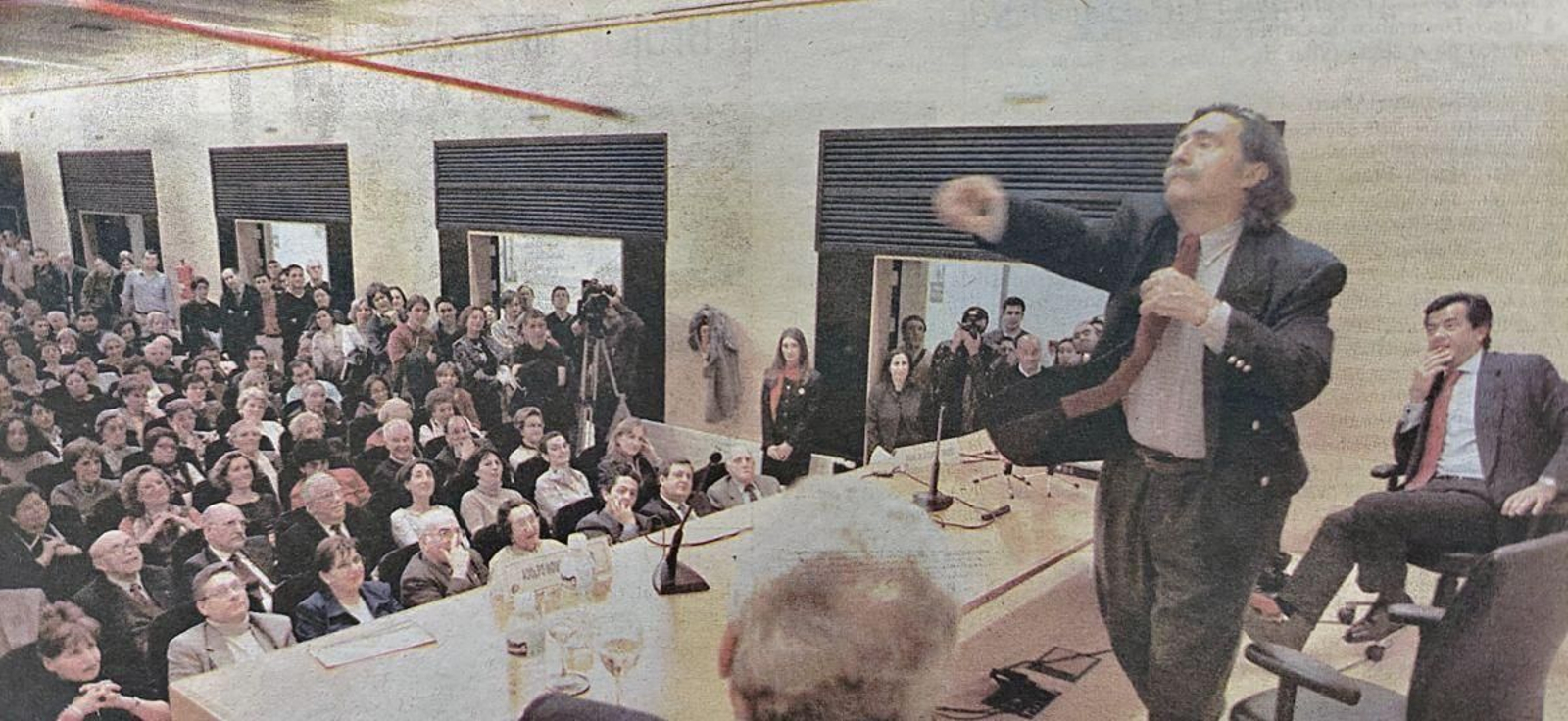 Miguel de la Quadra Salcedo rememora sus tiempos de lanzador de jabalina con una escoba en el Foro La Región.