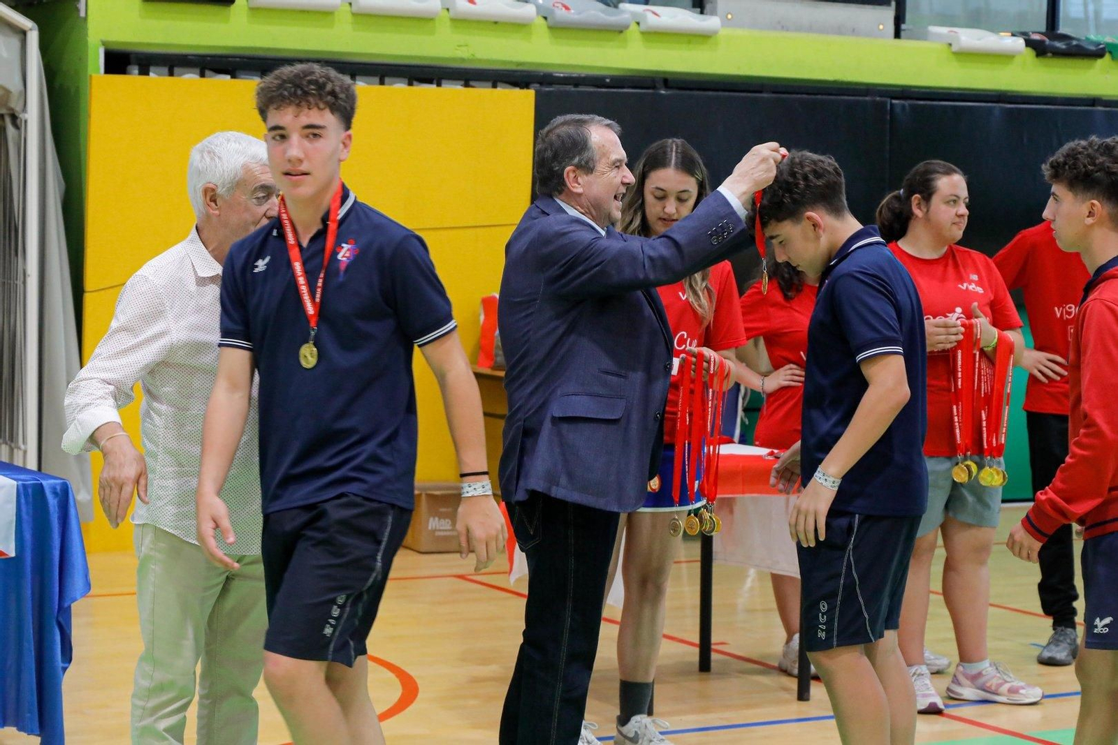 Abel Caballero haciendo entrega de las medallas.