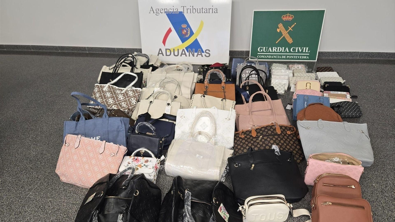 Los contenedores inspeccionados en el puerto de Vigo contenían bolsos falsificados de marcas de lujo.