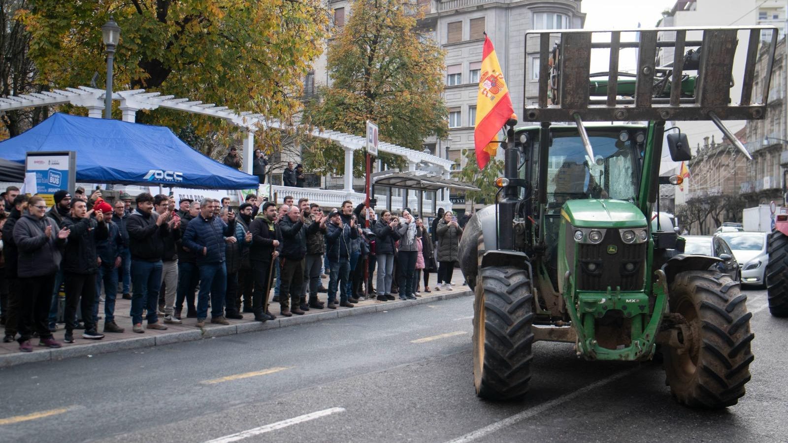 Momento de la retirada del tractor de la puerta de la Subdelegación.