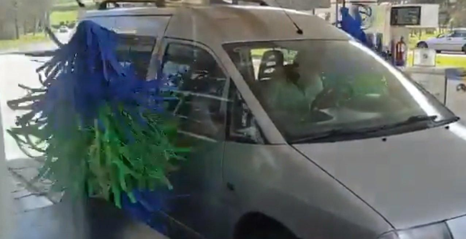 El instante en el que limpian la furgoneta.