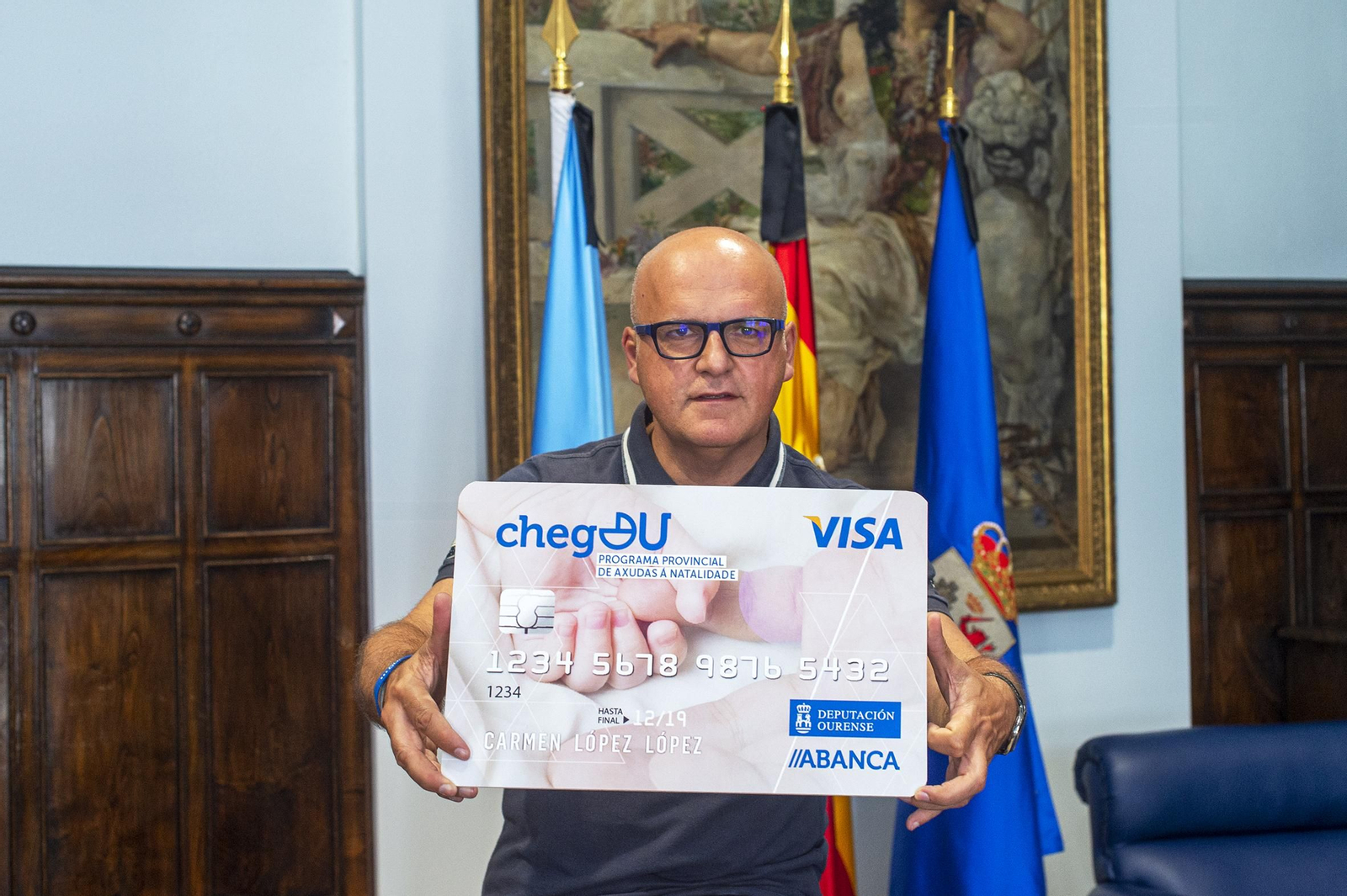 Manuel Baltar (Presidente da Deputación Ourense), posando coa tarxeta ChegOU, de axuda a natalidade na Provincia de Ourense;