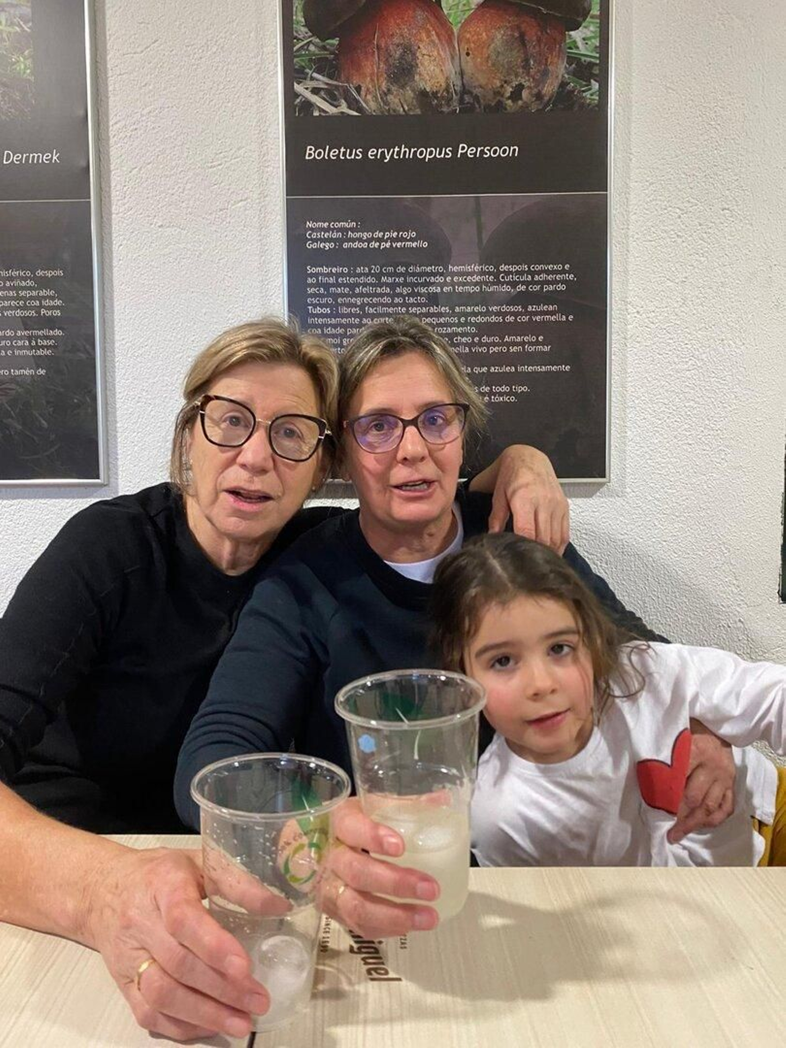 Sonriendo con la familia.