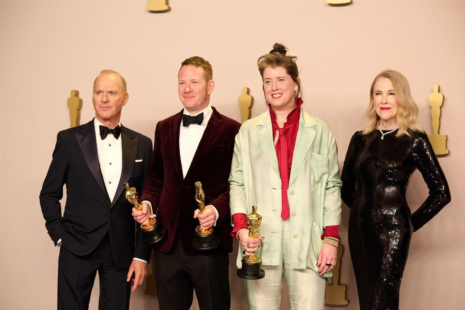 Michael keaton y Catherine O'Hara con James Price y Shona Heath.