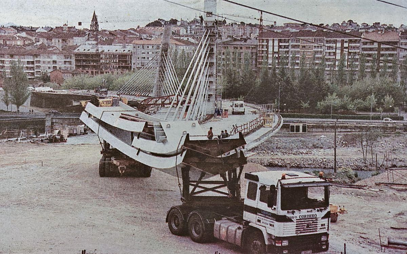 Llegada de la primera pieza de la pasarela del quinto puente sobre el Miño.