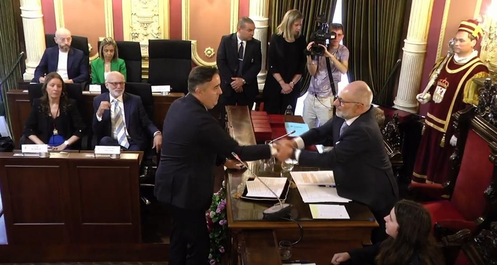 Paco Rodríguez dando la mano a Jorge Pumar