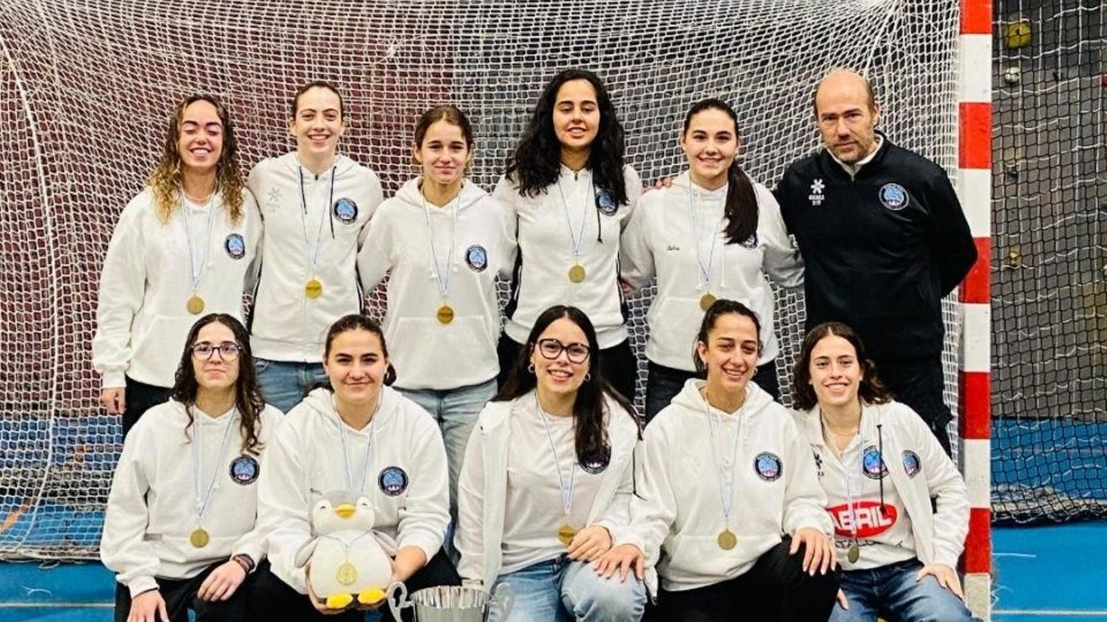 Las integrantes del Ourensticks, campeón autonómico, acompañadas de su entrenador.