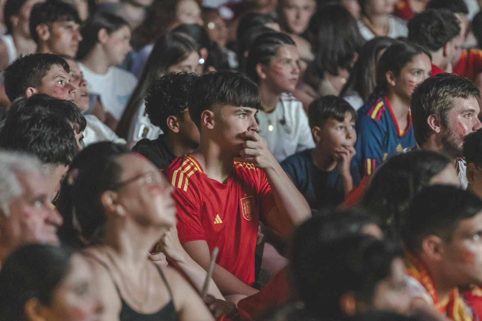 Galería | Camisetas, banderas y las calles de Ourense llenas de emoción por ver a España jugar los cuartos de final, en fotos